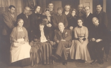 Karl August Hindrey - ees keskel "Raidaru kirikumõisa" tegelastega "Estonias" 1935