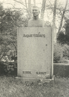 August Kitzbergi hauasammas Tartu Maarja kalmistul enne 1952. a.