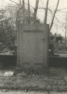 August Kitzbergi hauasammas (ilma büstita) Tartu Maarja kalmistul