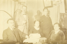 August Kitzberg abikaasa ja pojaga ning A. Kitzbergi vennapoeg Peeter Kitzberg (vas.2.)  abikaasaga A. Kitzbergi kodus