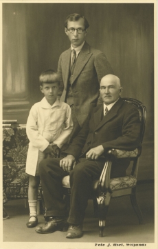 Mart Raud isa Annuse ja poja Enoga Viljandis 1935. a