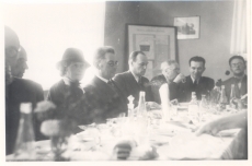 Kirjanikud Kiviõlis lõunatamas 27. sept. 1938. a