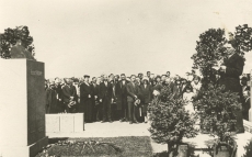 August Kitzbergi mälestusmonumendi avamine Tartu Maarja kalmistul [1930]. Kõneleb Fr. Tuglas
