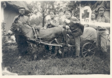 Johannes Vares-Barbarus (ees keskel) I Maailmasõja ajal Vene tsaariarmees polguartistina