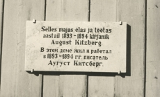 August Kitzbergi mälestustahvel Viljandis Posti tänavas asuval majal