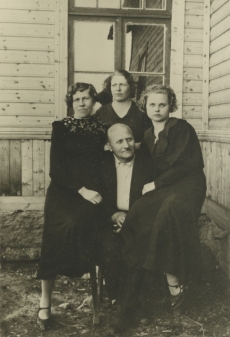 Mart Kiirats, Aliide Sildvere, Marie Kiirats , Hilda Saukas 1937. a. või 1938. a.