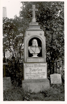 J. V. Jannseni hauasammas Tartu Maarja kalmistul