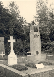 J. Bergmanni hauasammas Paistu kalmistul