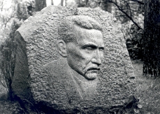 Juhan Liivi reljeefiga mälestuskivi F. Tuglase viimase elukoha aias Tallinnas Väikse Illimari 12, 1974