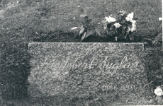 Friedebert Tuglase haud Tallinna Metsakalmistul 1974