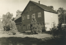 Mart Kiiratsi ja Mihkel Lüdigi elukoht Vändras (pildistamisel 1966. a. V. Kingissepa tn 93)
