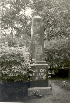 Lilli Suburgi mälestussammas Vändra kalmistul