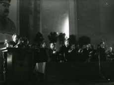 Paul Viiding kõnelemas Eesti nõukogude kirjanike I kongressil 24.11.1946 Tallinnas