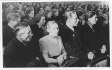 Eesti nõukogude kirjanike I kongressi pidulik avaaktus "Estonia" kontserdisaalis. I rida 1. H. Raudsepp, 2. M. Nurme