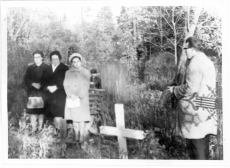 Otto Münther i hauakivi avamine Uudeküla kalmistul 12. okt. 1969. Kõneleb Tamsalu Keskkooli direktor Ants Korjus