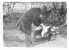 Eduard Leppik võtab katte Otto Müntheri hauakivilt Uudeküla kalmistul