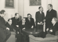Eesti nõukogude kirjanike I kongress 24. 11. 1946. Vasakult: 1. Paul Viiding, 5. Mart Raud, 7. August Jakobson, 8. Eduard Päll