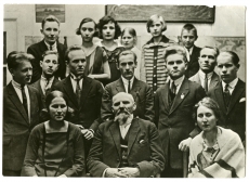 Ants Laikmaa (ees keskel) oma õpilastega 1926. a. 