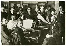 Ants Laikmaa (ees paremal) oma õpilastega  