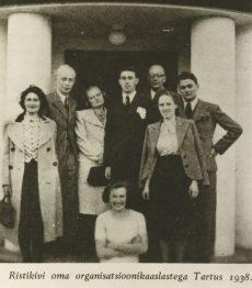 Karl Ristikivi oma organisatsioonikaaslastega "Veljestost" Tartus  1938. a. Karl Ristikivi taga par. 1. 
