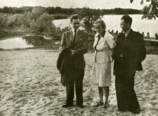 Karl Ristikivi, Maria Kangro, Bernard Kangro Karlstadis Klarälveni jõe ääres 1945. a