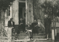 Erni Hiir (seisab), Jaan Kärner (istub keskel) jt grupifotol Peedul Kirjanike Liidu puhkekodus