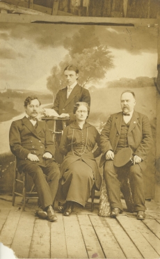 Raja vene algkooli juhataja Aleksei Kussov, õpetajad Hendrik Adamson (seisab taga), Maria Maurik ja tundmatu