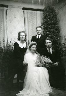 Karl Ristikivi grupifotol. Istuvad Hildegard Raun-Must ja Gustav Must, seisavad Anna-Lore Rammul ja Karl Ristikivi. Tallinn, 30.12.1939