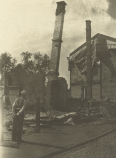 Mihkel Kampmaa kodu varemetel Tartus aug. 1941. a