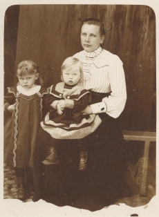 Mihkel Kampmaa abikaasa tütarde Karini ja Mariga Volmaris [1907]