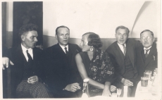 vas.: Eduard Türk, Henrik Visnapuu, Eduard Türki abikaasa, J. Kärner, Hugo Raudsepp
