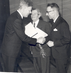 Joh. Aavikule Eesti Kultuurifondi auhinna üleandmine 1969. a veebruaris. T. Künnapas, Joh. Aavik, V. Tauli