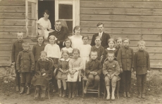 Hendrik Adamson (III reas vasakult 1.) oma õpilaste (I klass) ja kaasõpetajatega 1923. a.