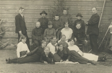 Hendrik Adamson V klassi õpilaste ja kaasõpetajatega 1923. a.