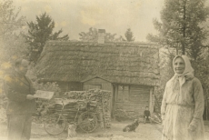 Hendrik Adamson koos emaga "Kodu" ees
