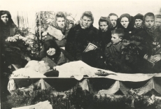 Hendrik Adamsoni matused 1946. a. Ees istub ema Riin