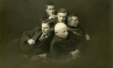 Ajalehe "Põhja Kodu" kollektiiv 1923. a. Ees Jaan Kurn ja Anton Võhmar, taga Muurmetsä, Johannes Klesment ja Jakob Saidlo  