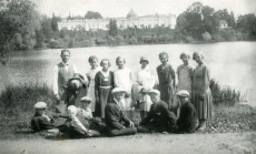 Jaan Kurn (taga vas. 1.) õpilastega ekskursioonil Tartus Raadi mõisa ees 1926. a
