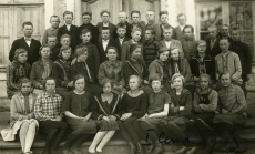 Jaan Kurn (III reas vas. 1.) oma õpilastega 1927. a