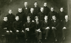 Albert Kivikas (I reas vas. 1. ) koos klassikaaslastega 8. veebr. 1916. a