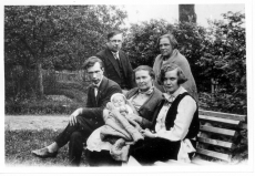 Mart Raud naise Lea, ämma ja poja Enoga (istuvad), seisavad Hugo Raudsepp naisega