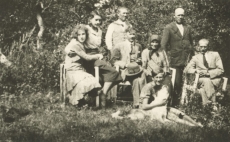 Karl Ast (istub keskel) kodustega Päevakestel 1936. a
