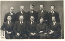 Grupifoto: J. Roos, H. Männik, Fr. Puksoo, L. Tohver (Raud), D. Palgi jt