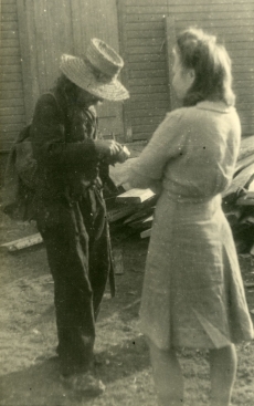 August Toomingas tundmatuga u. 1944. a