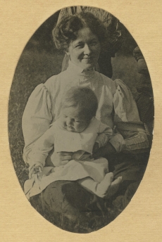 Marie Under tütar Dagmariga Kassaris [1904]
