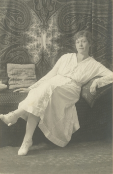 Marie Under 1917. a. kevadel Tallinnas