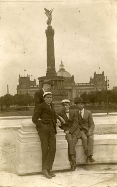 Vasakult: Jaan Taklaja, Oskar Loorits (ülal), Albert Kivikas ja August Annist Berliinis 11.08.1922