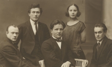 Juhan Jaik grupifotol (I reas keskel), I r. vas. 1. Felix Moor, II reas 1) Voldemar Vent