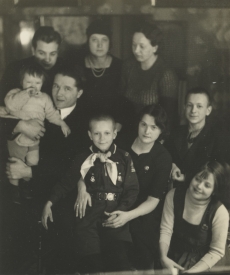 Juhan Jaik perekonnaga grupifotol
