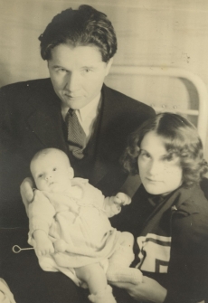 Juhan Jaik abikaasa ja tütar Ilo-Reedaga